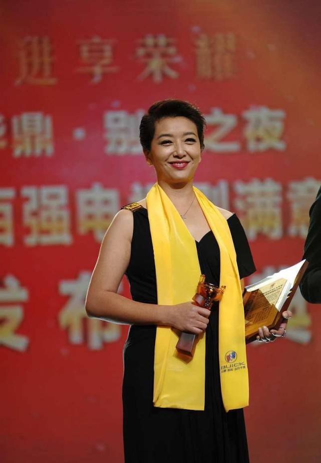 御姐|江珊越老气质越高级，背头配印花裙有御姐范，就是身材走形没遮住