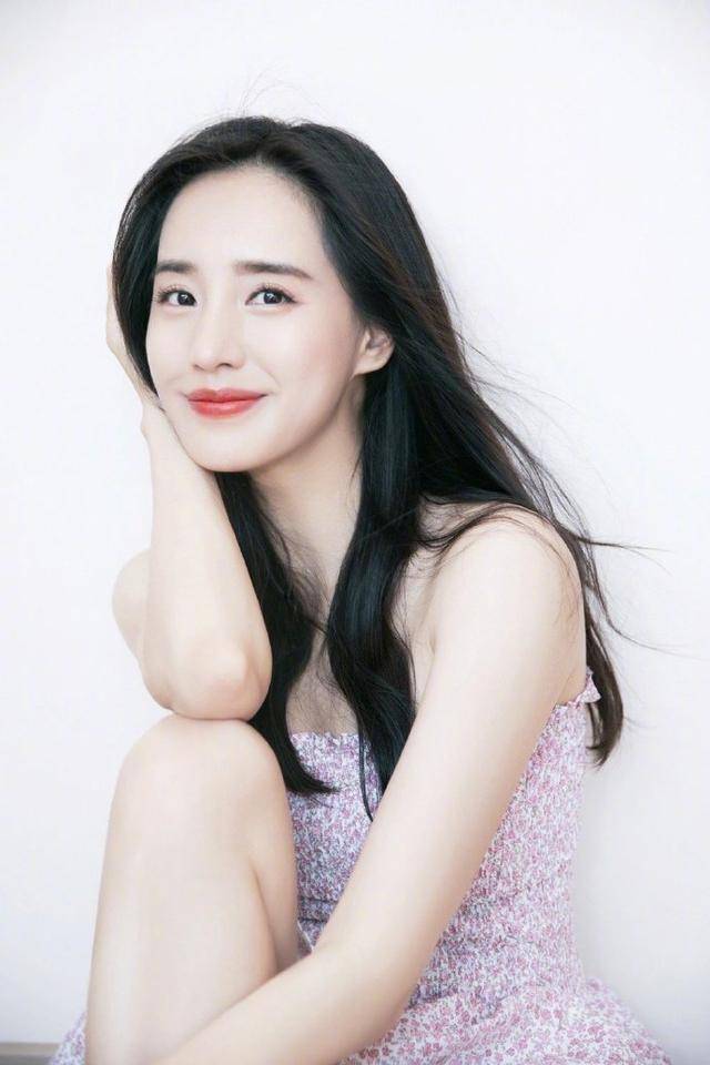 粉色|王智真乃“人间会穿”,穿抹胸碎花裙美回“夏雅”,谁看了不心动