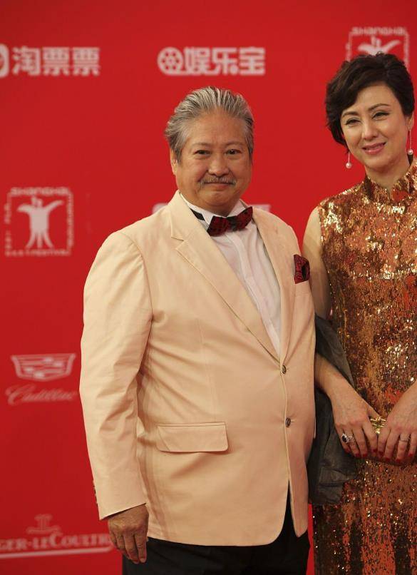 设计|高丽虹和洪金宝结婚30年，没生孩子身材撩人，穿裙子更像小姑娘