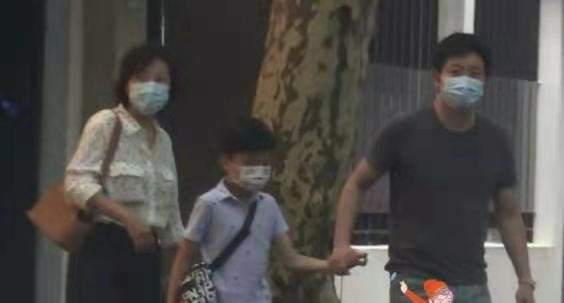 合体|郭京飞一家三口罕见合体，妻子打扮好村味，儿子正脸首曝光太像爸