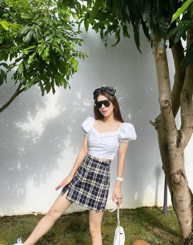 设计|方媛网红风淡了不少，精致长相穿裹身裙，泡泡袖尽显少女娇气