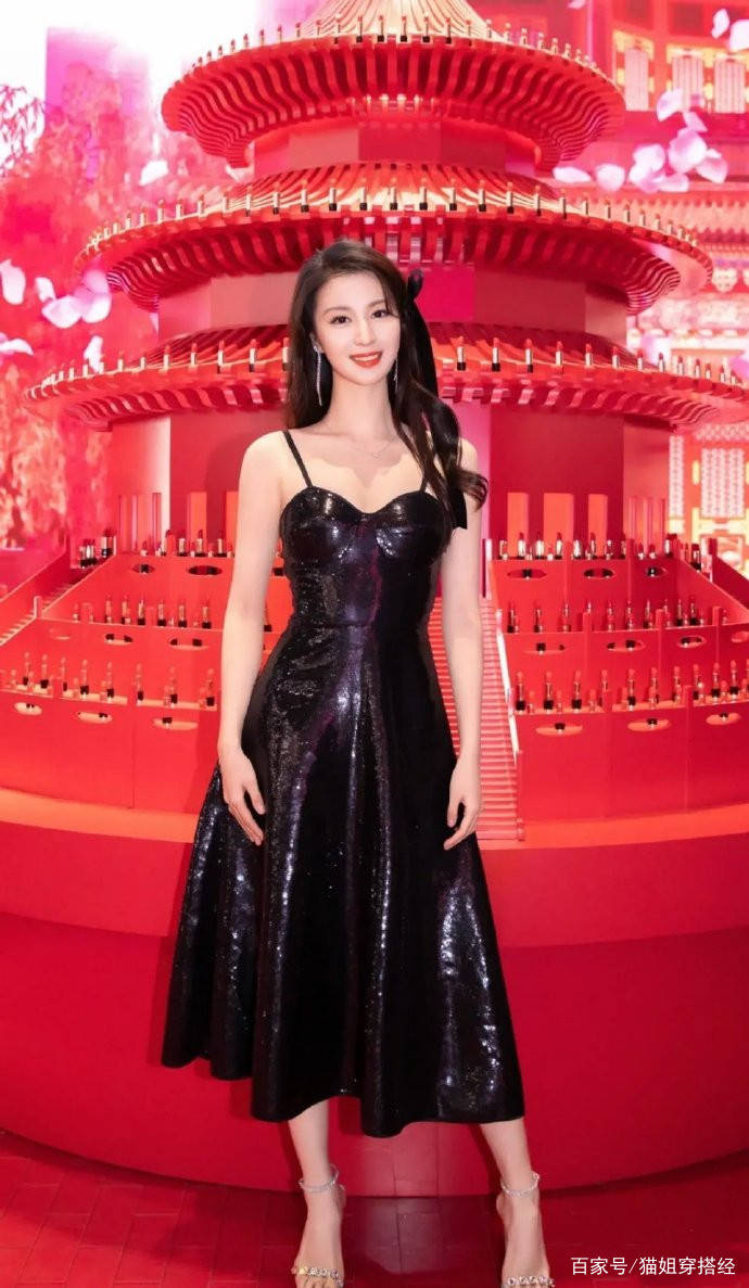 设计|马伊琍罕见秀身材，紧身皮裙穿得都是褶，但曲线真给中年演员长脸