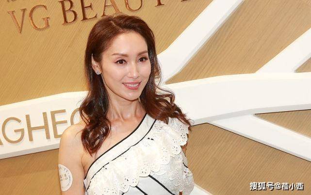 勾边|郭可盈的原装五官真抗老，穿斜肩上衣配喇叭裤，完全不像70年的