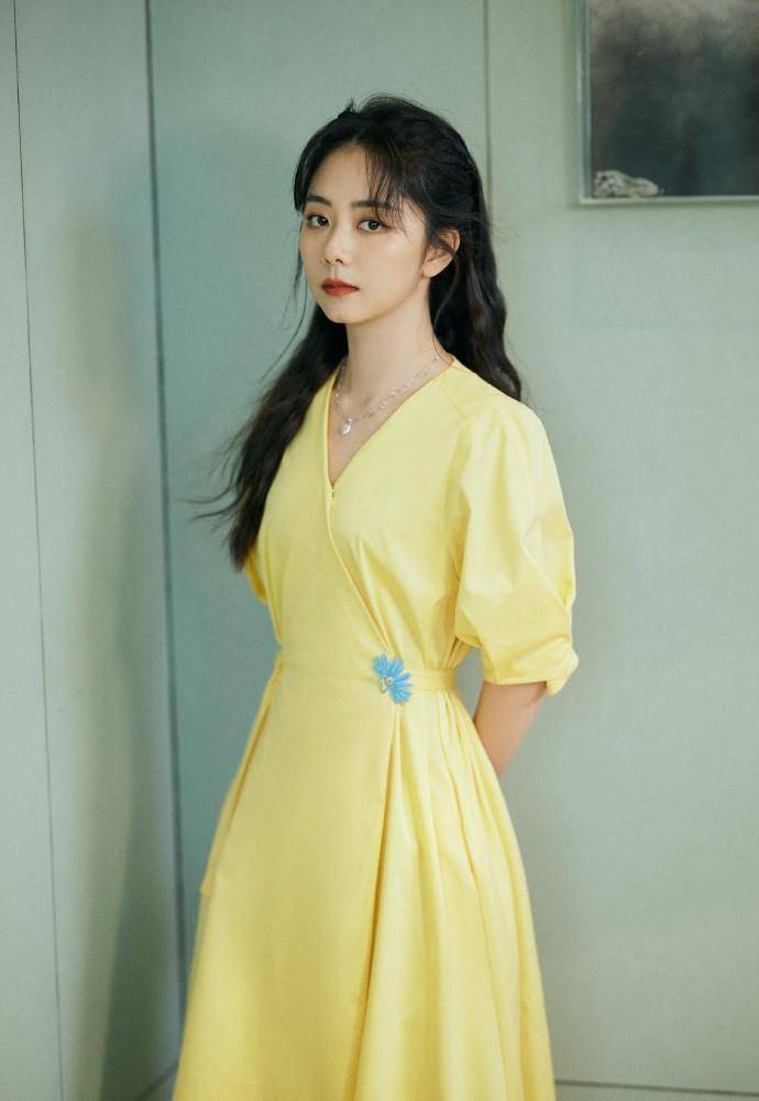 衣领|咋说也30多岁了，谭松韵穿V领裙仍似邻家妹妹，原装脸果然抗老
