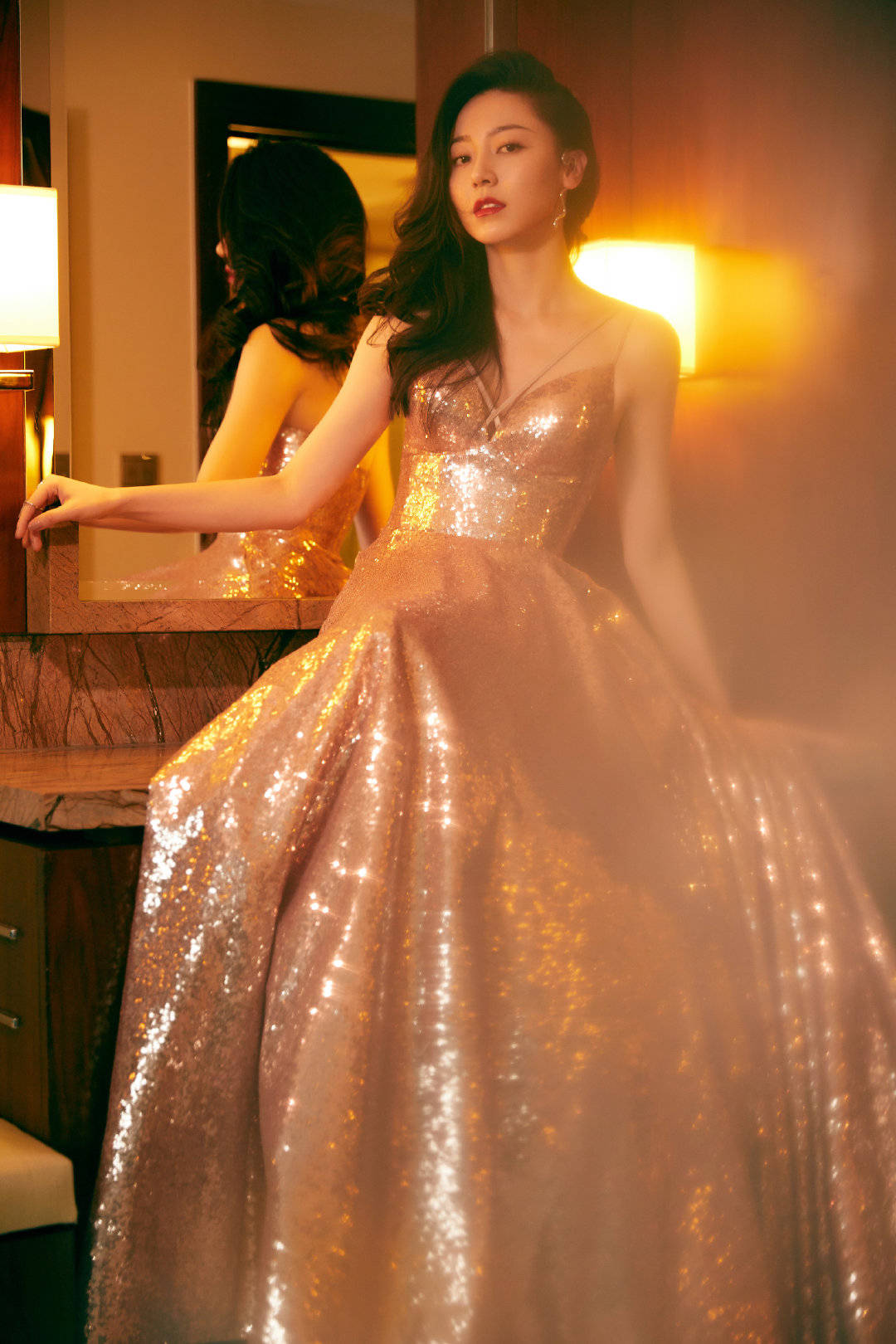 原创黄梦莹真惊艳!星河吊带长裙美艳复古如女王,不火可惜了