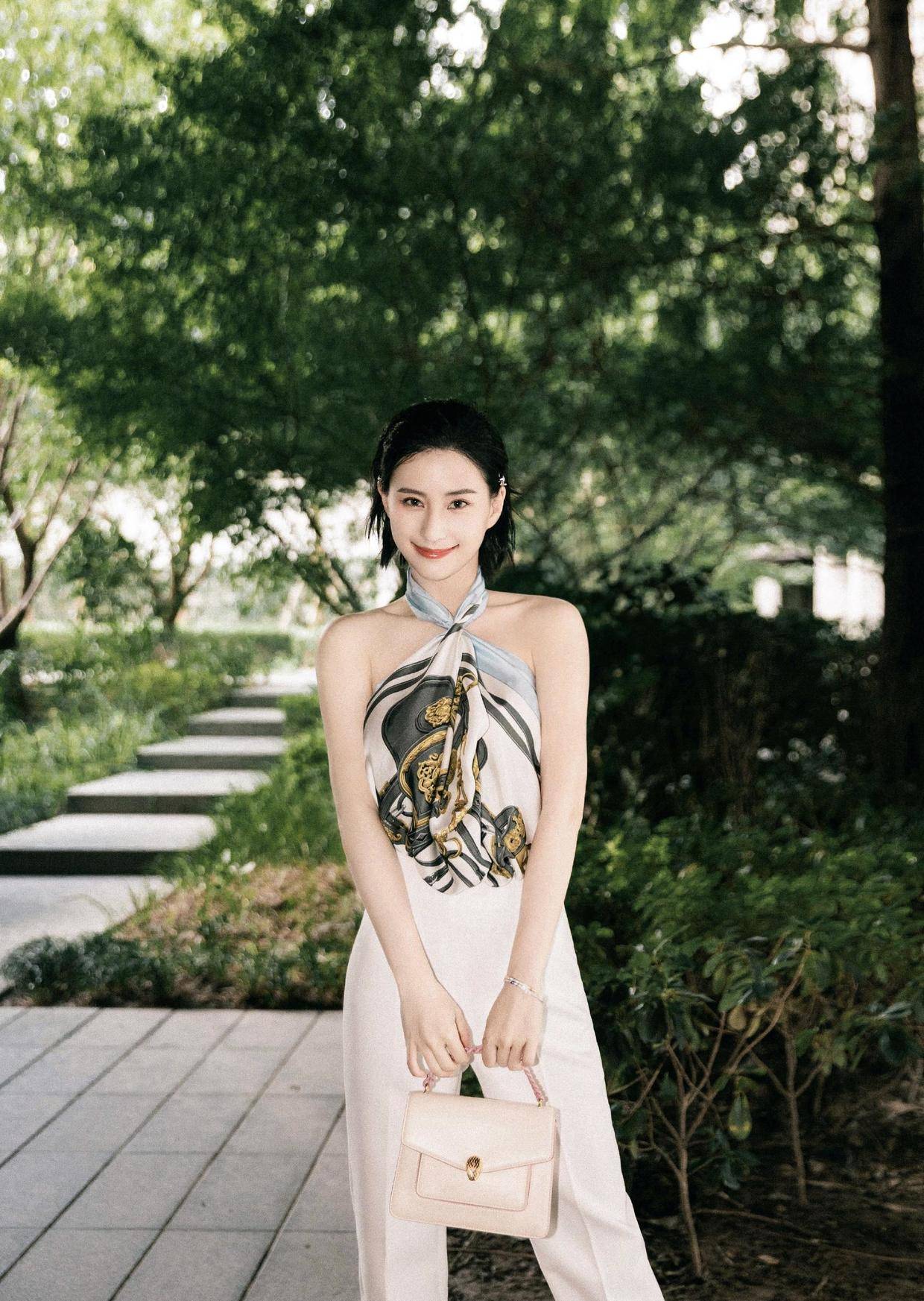 黑色|何超莲不愧是千金，穿白T恤搭配彩色短裙高级时髦，女神范十足