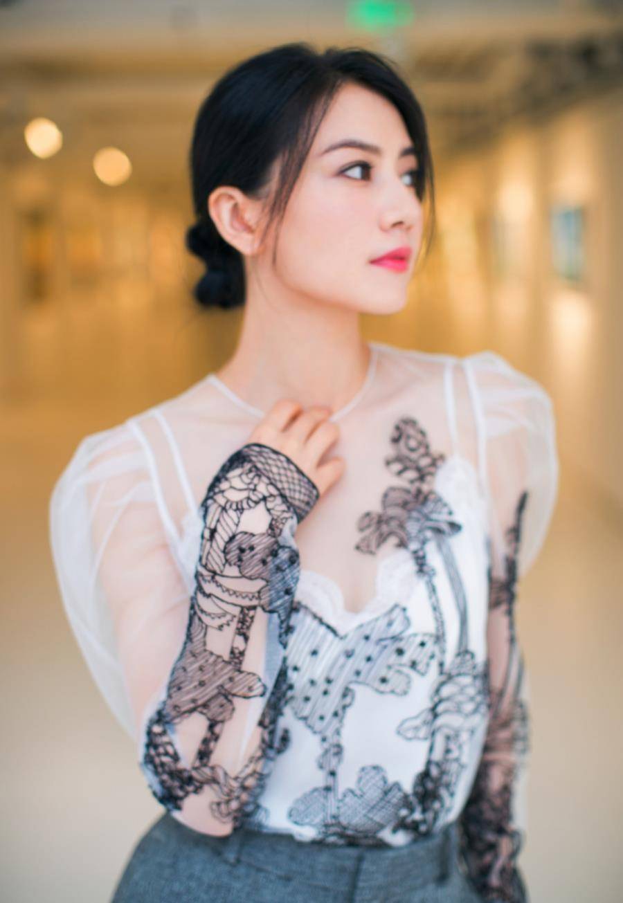元素|高圆圆也放开了，穿白色薄纱衫遮不住“内搭”，这波打扮美得高级
