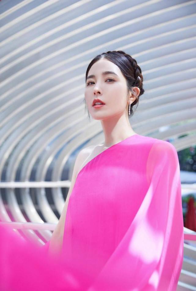 身材|曾黎真是太好看了，穿松垮垮的玫粉色长裙，也不影响颜值发挥