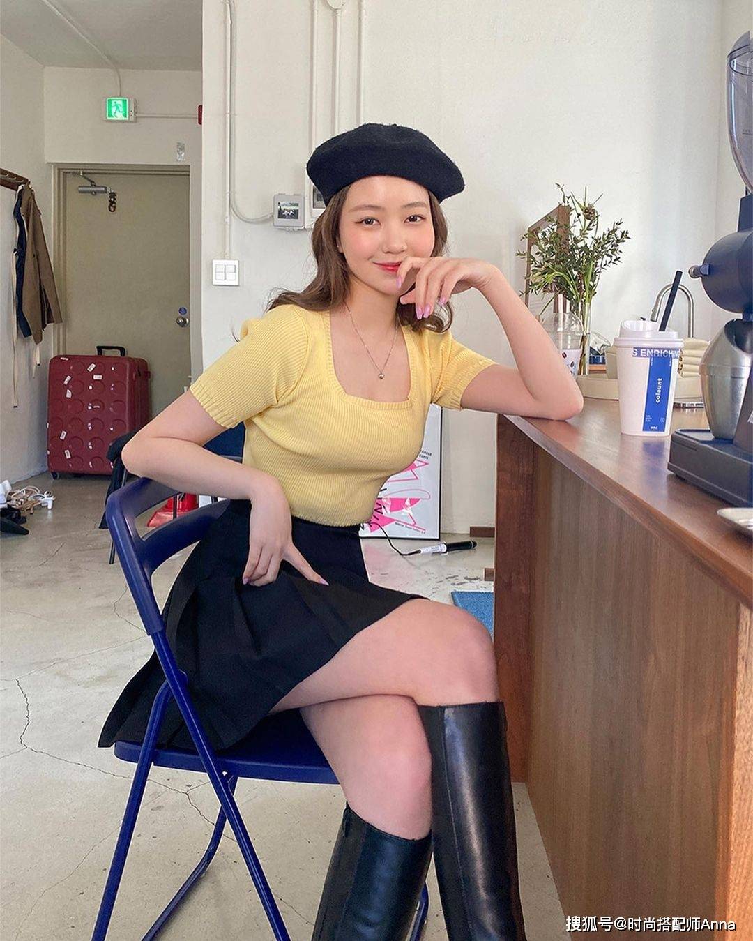 身材|针织T恤与百褶裙是绝配，展露完美身材曲线，穿出超A女神范儿