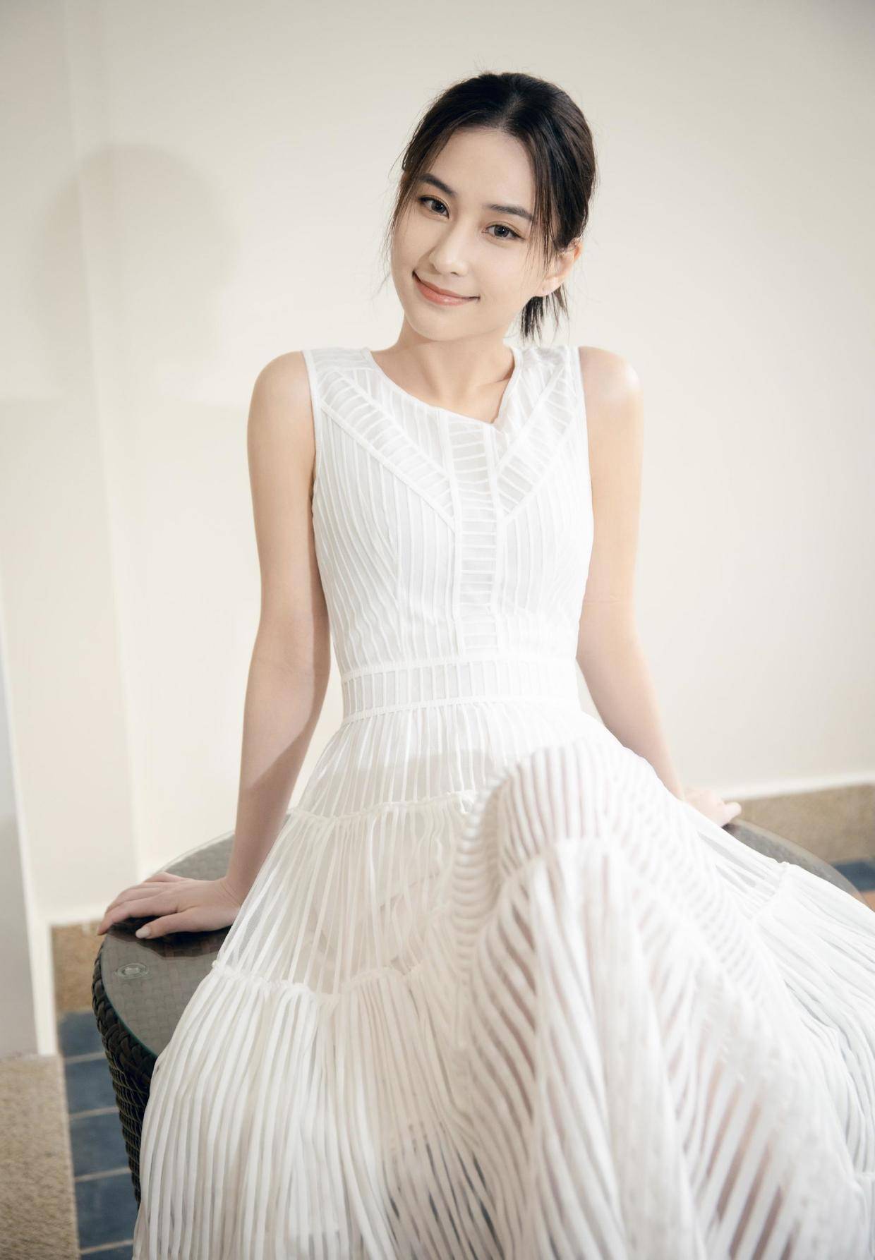 黑色|何超莲不愧是千金，穿白T恤搭配彩色短裙高级时髦，女神范十足