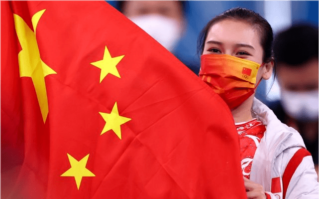 体操|“蹦床女神”刘灵玲靠明星脸大火！穿凤凰旗袍美出新高度，仪态太绝了