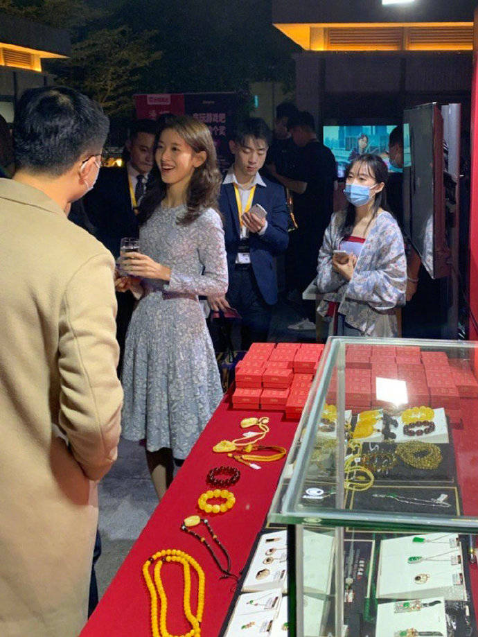 名媛|“奶茶妹妹”章泽天逛街，路人镜头下时髦显瘦，穿连衣裙美似仙女