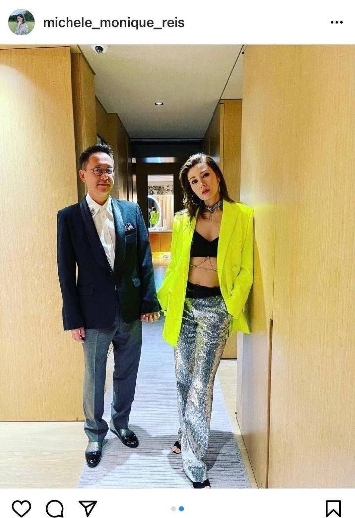 老公|51岁李嘉欣真放得开，穿西装老公面前秀马蜂腰，许晋亨笑容美滋滋