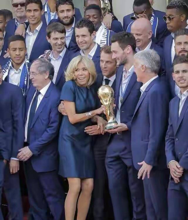 黑色|68岁布丽吉特罕见露面，穿3万裙牵手老公好甜，凝视马克龙像迷妹