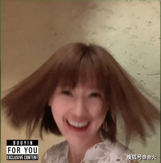 长裙|甘薇剪短发自拍心情大好！穿长裙露白嫩胳膊，镂空蕾丝风格显性感