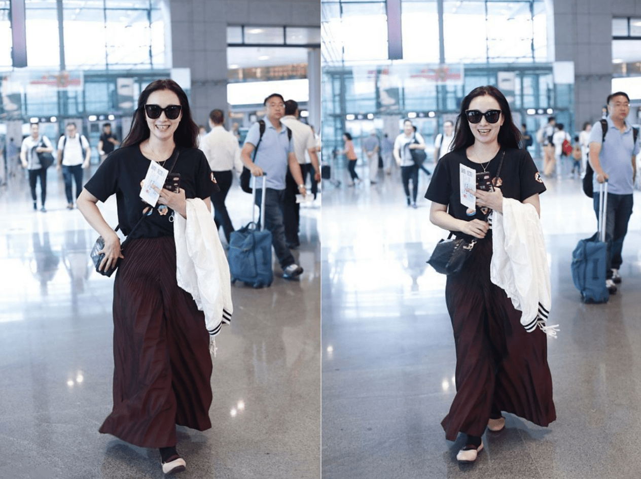 中老年|陶虹在重要场合穿得也朴素，简单白T好清新，不化妆也一点不显老