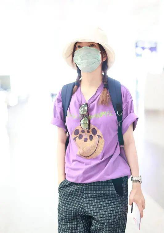 马尾|“小燕子”赵薇久违走机场，穿T恤长裤，45岁扎马尾背书包似学生