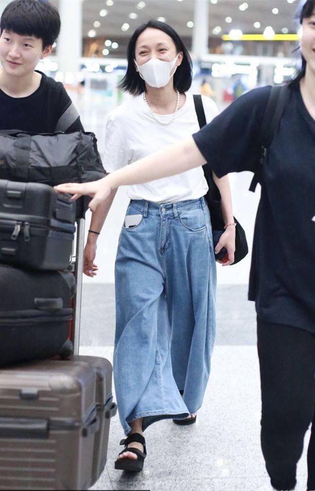 显得|在机场拍到周迅，不修图腹部凹陷，驼背走路踩平底凉鞋像老太太！