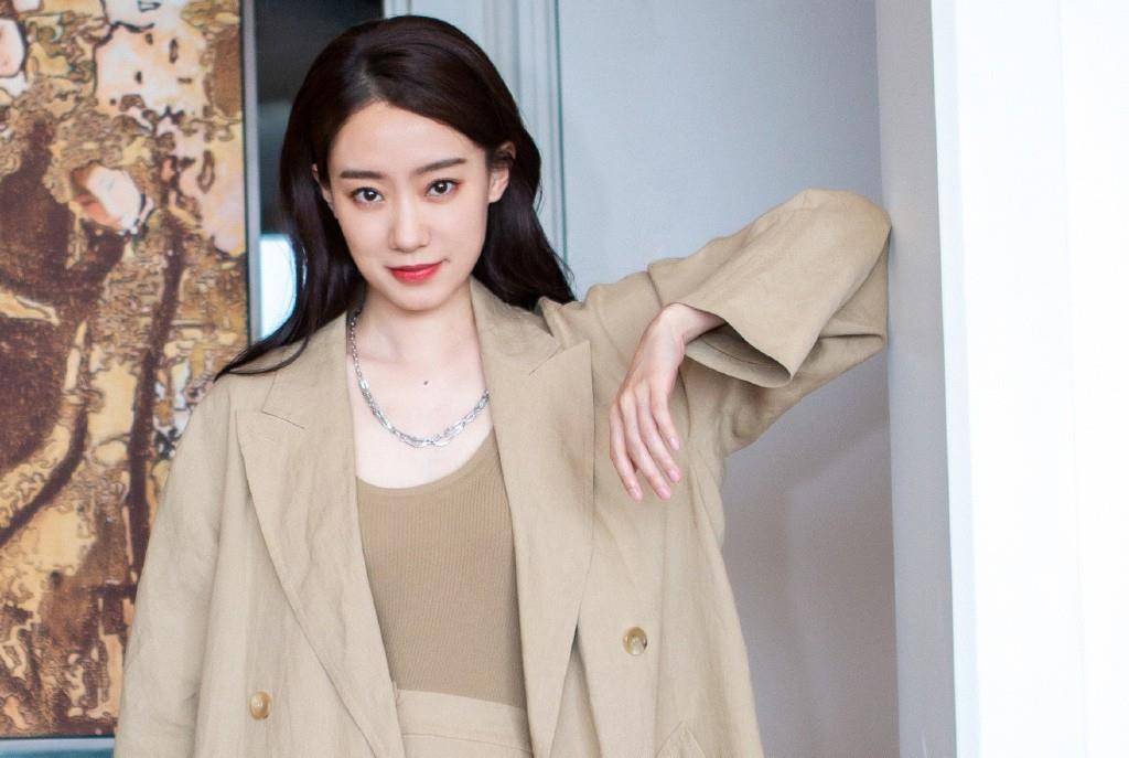 身材|张小斐真该向同学杨幂取经,穿条纹游迪士尼太廉价,大头帽太抢镜