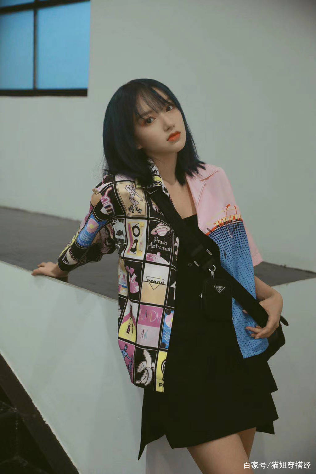 prada|程潇对女团风执念太深，穿prada衬衫也要打个结，效果很显腿长