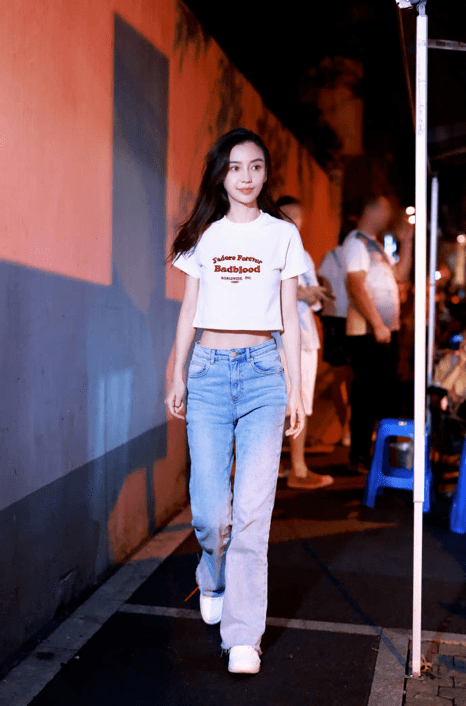 上衣|baby大秀马甲线,穿露脐上衣巴掌腰抢镜,四肢纤细少女感十足