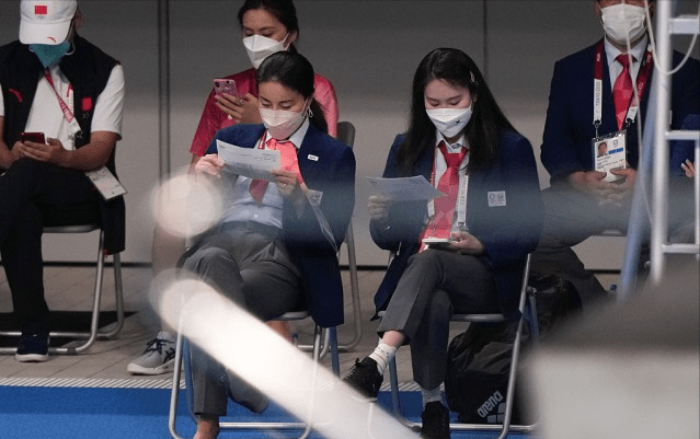 马尾|郭晶晶当裁判挺有气场的,当妈以后更稳重了,低马尾隐藏豪门气度