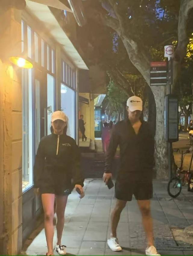 下装|窦骁女友造型大翻车!上衣非要塞进裤腰,赌王千金身材变样矮不少