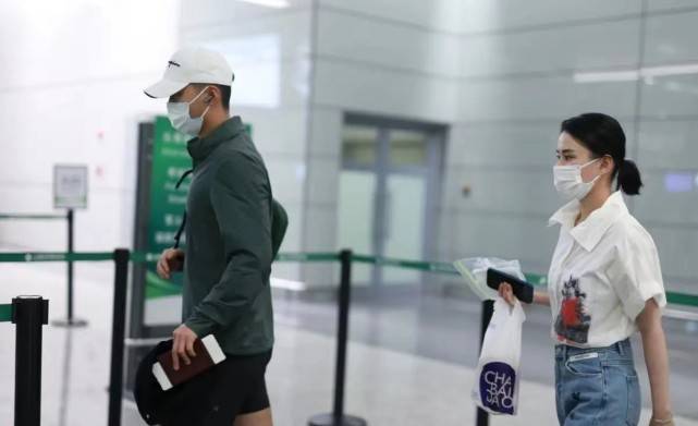 下装|窦骁女友造型大翻车!上衣非要塞进裤腰,赌王千金身材变样矮不少