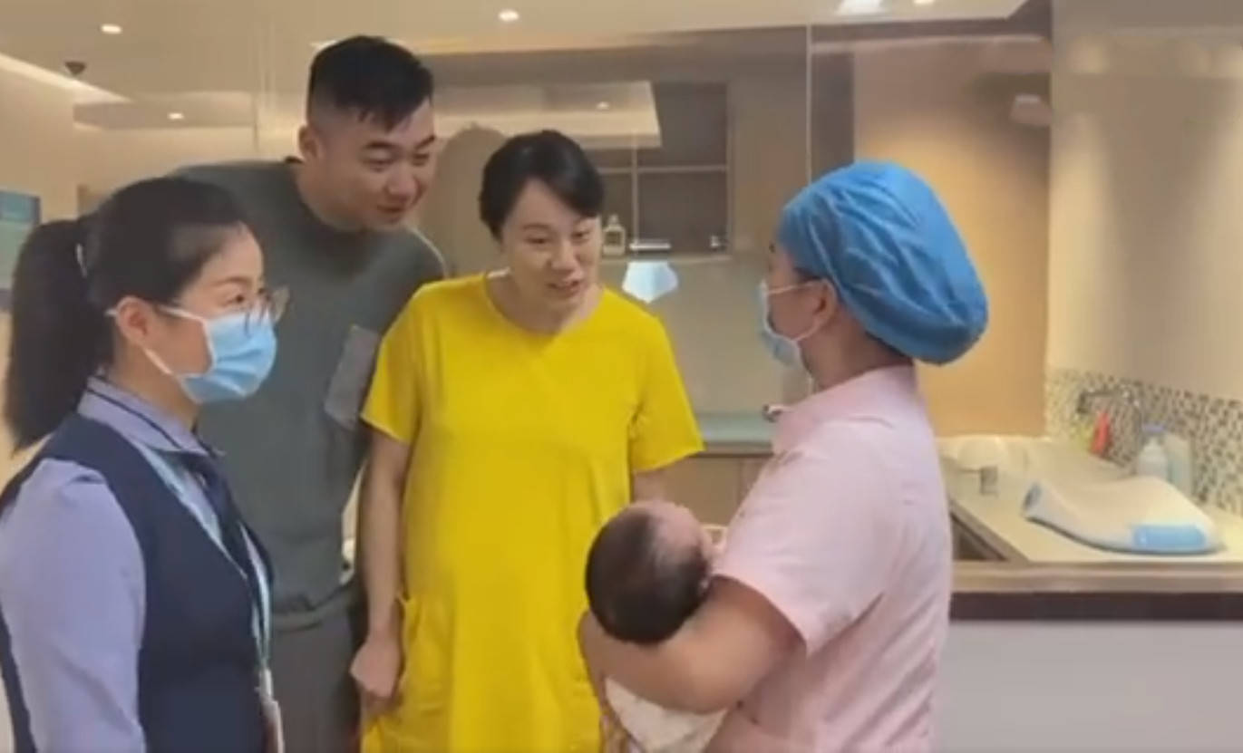 国羽奥运冠军怀孕8月孕味十足老公体验分娩阵痛直呼受不了