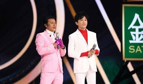 显得|陈志朋不再“作妖”,穿西装大金链,出道33年终于相信他是帅小虎