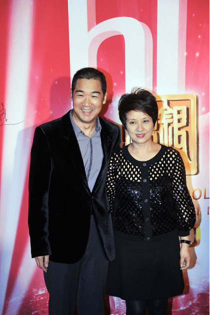 发剪|邓婕这短发剪对了，奔七年纪还是年轻长相，和老公靠一起更显嫩