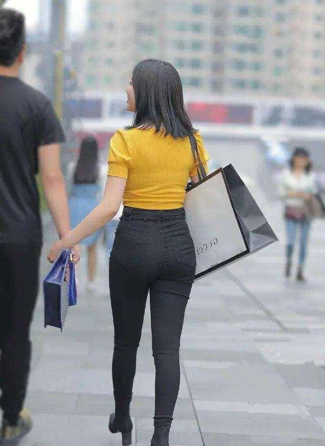 上衣|黑色打底裤搭配黄色上衣，增加时尚感，穿得干净利落