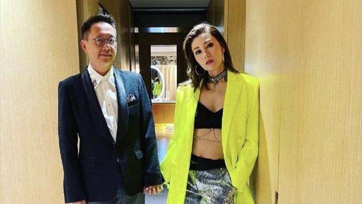 老公|51岁李嘉欣真放得开，穿西装老公面前秀马蜂腰，许晋亨笑容美滋滋