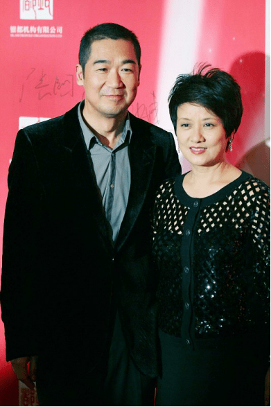 发剪|邓婕这短发剪对了，奔七年纪还是年轻长相，和老公靠一起更显嫩