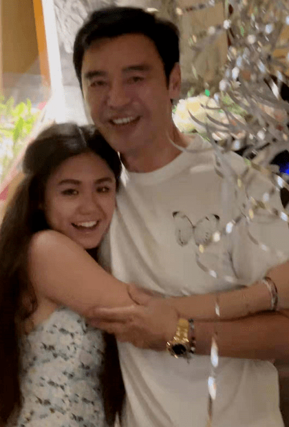 设计|钟镇涛17岁女儿穿衣好大胆！深v吊带碎花裙配大波浪，酒窝笑超甜