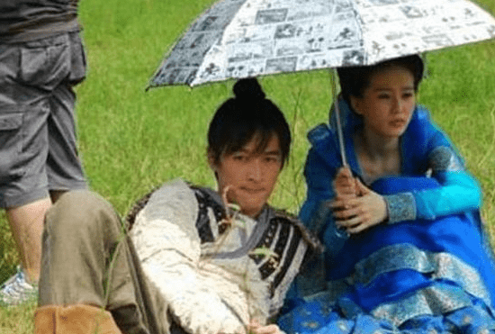 样子|男星古装撑伞造型,肖战、龚俊、宋亚轩,你最想和谁共撑一把伞?