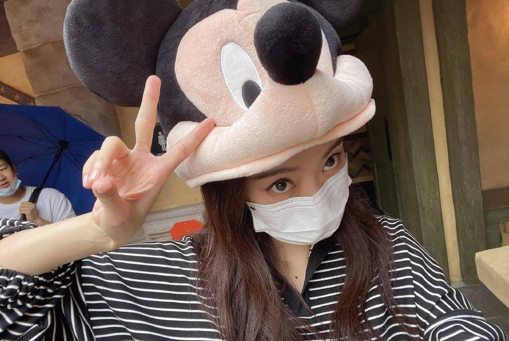 身材|张小斐真该向同学杨幂取经,穿条纹游迪士尼太廉价,大头帽太抢镜