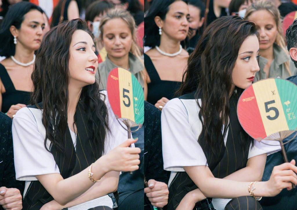 迪丽热巴|迪丽热巴下班独自庆生，穿T恤喇叭裤手摆29，鼻尖挂奶油更增特色