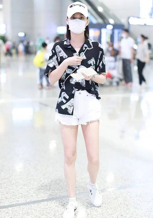 白富美|赌王女儿何超莲真是白富美，穿衬衣热裤走机场，大长腿富家女少见
