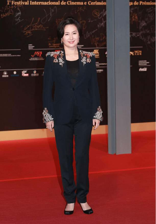 黑色|赌王二房长女有才有貌，穿黑衣也要加宝石点缀，真是美得足够张扬