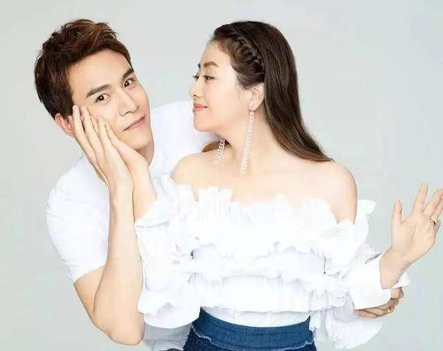 大陆|经超与娇妻小李琳现身机场，甜美又相爱