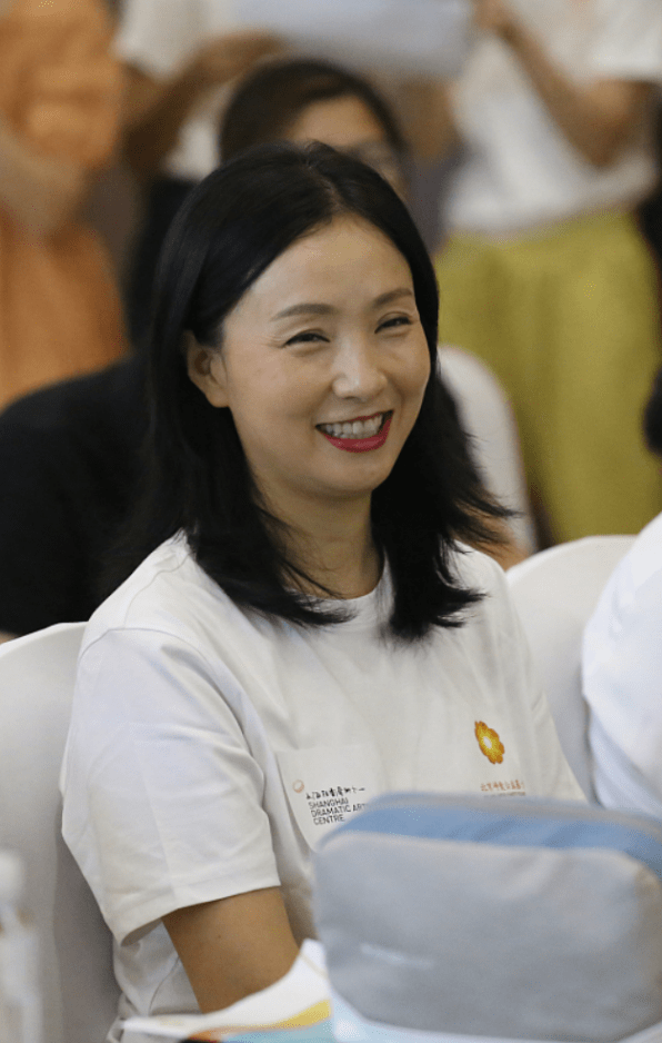 中老年|陶虹在重要场合穿得也朴素，简单白T好清新，不化妆也一点不显老