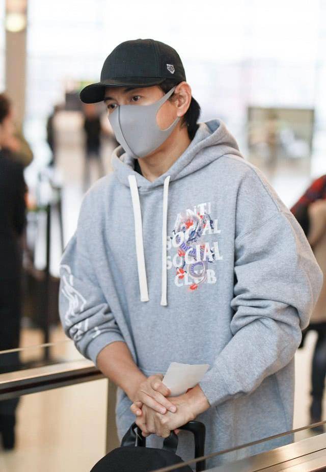 吴奇隆|吴奇隆大号印花卫衣穿搭潇洒有型