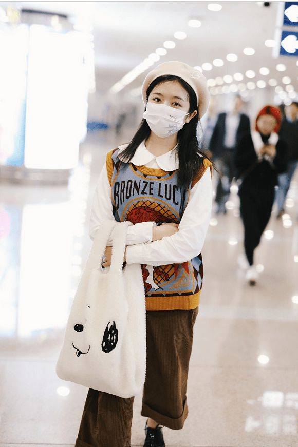 背心|李兰迪身穿黄色外套显孩子气和少女感