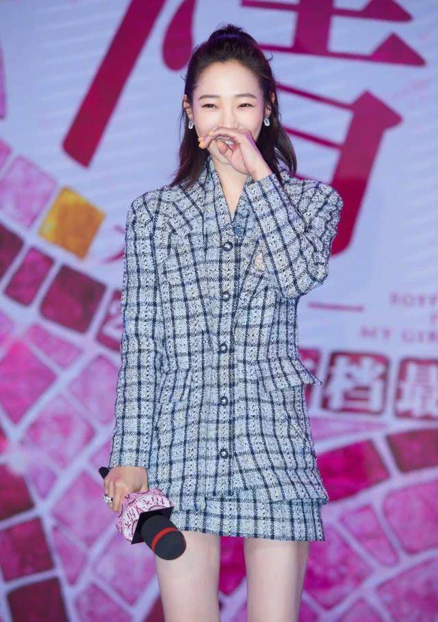 演技|白百何一身小香风格纹裙嫩出水，时尚气质佳！