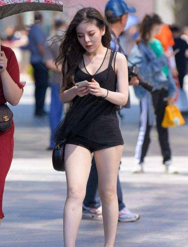 黑色|黑色打底裤搭配时尚上衣,比较日常休闲,显得很单调和素净