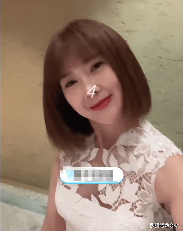 长裙|甘薇剪短发自拍心情大好！穿长裙露白嫩胳膊，镂空蕾丝风格显性感