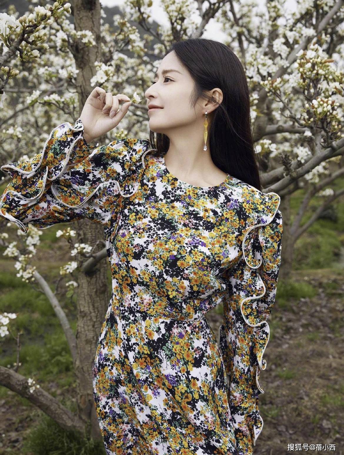 美眉|颖儿90斤的身材穿啥都不差,一袭低胸小白裙秀出好身材,让人羡慕