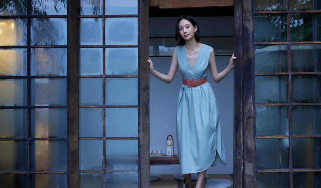 魅力|张钧甯撑伞雨中拍片好欢快,光脚穿连衣裙为美真拼,看谁还说不红