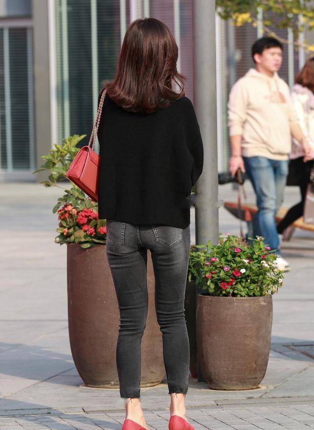 黑色|黑色紧身背心搭配皮质打底裤，干净清爽的单品，搭配起来更好看